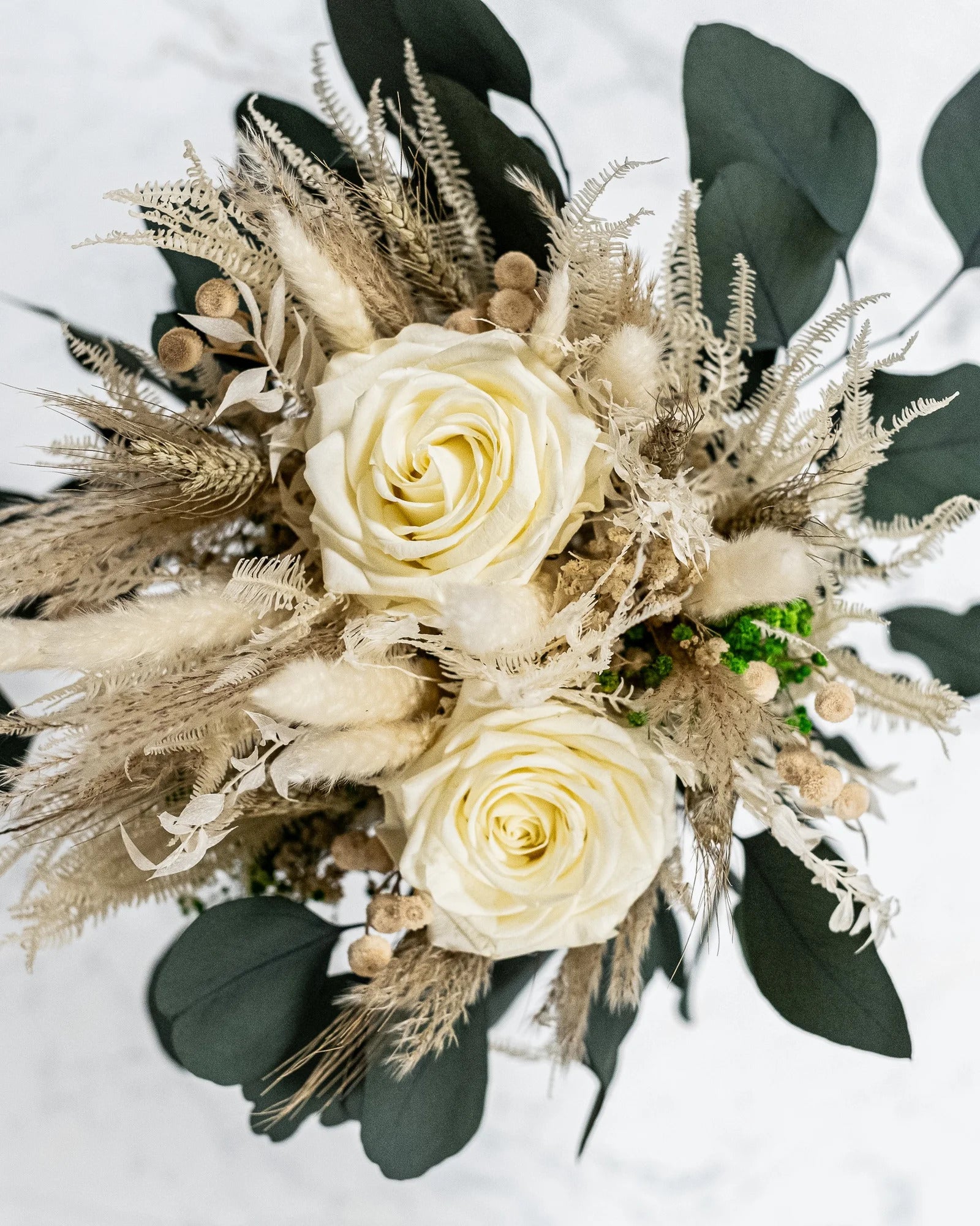Inredningsinspiration och bröllopsdekor med exklusiv brudbukett Evig Romantik