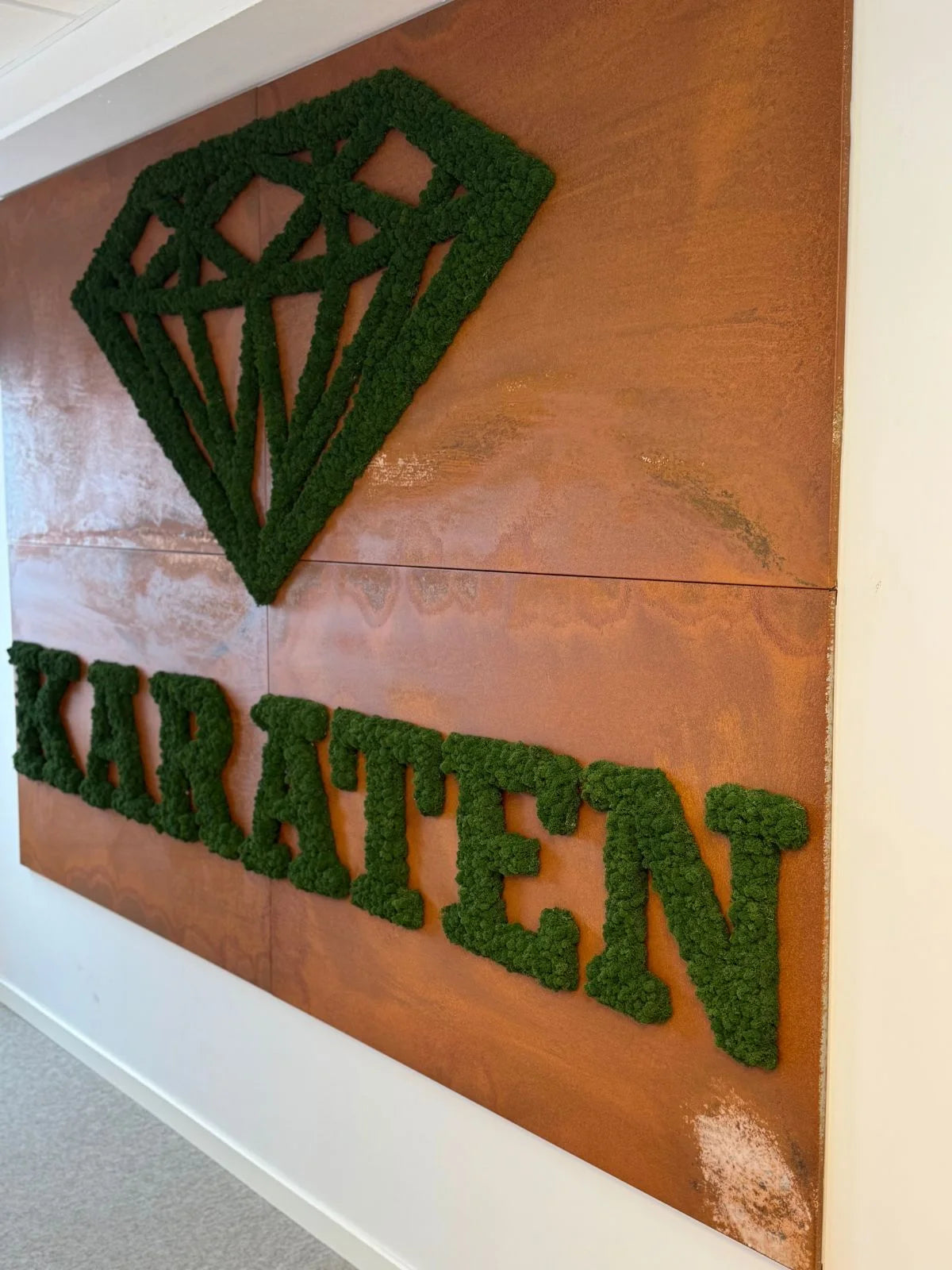 Karaten Bygg AB i Göteborg förstärker sitt varumärke med en exklusiv och underhållsfri mosslogotyp.