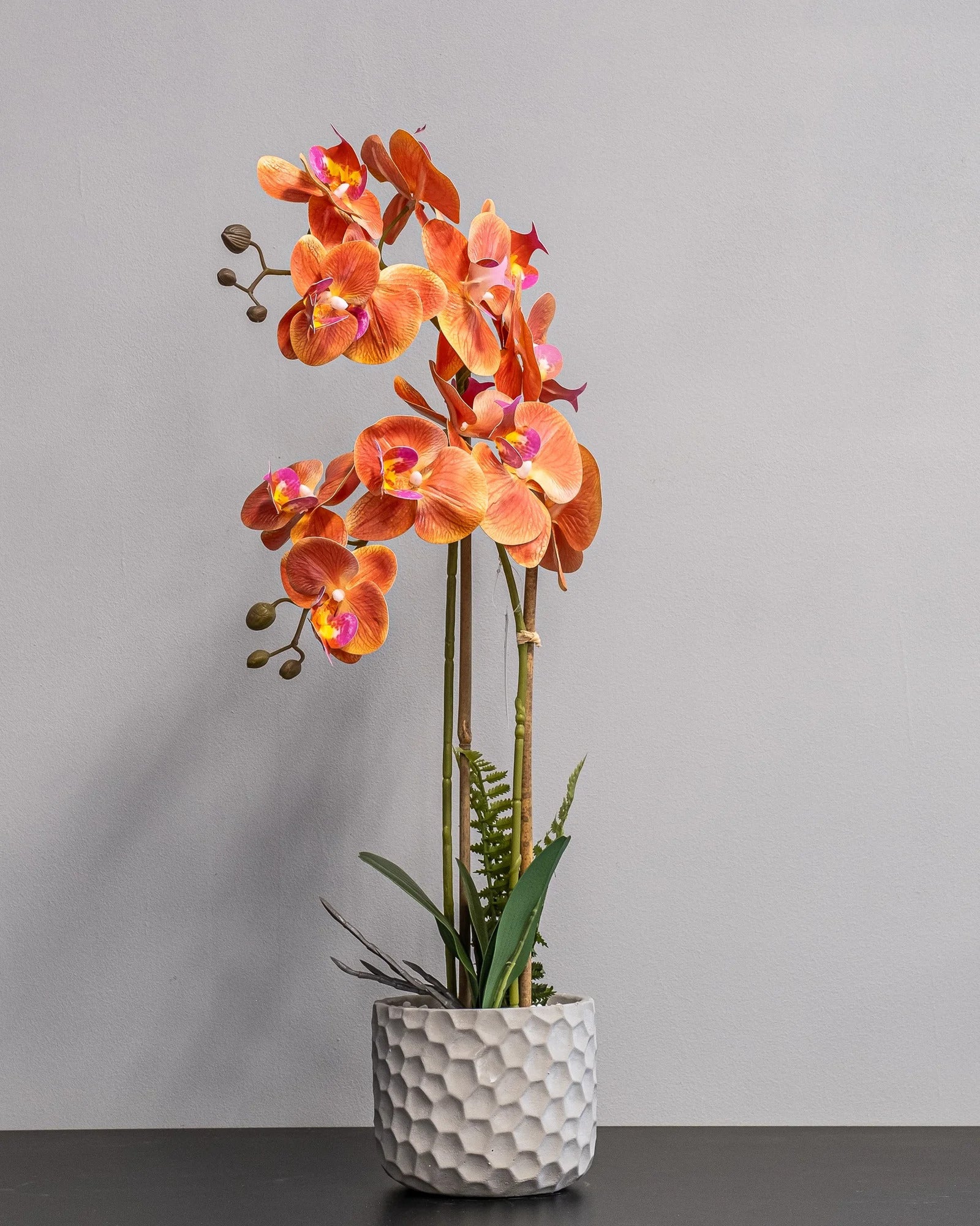 Konstgjord orkidé i cementkruka – orange – 25 × 53 cm som dekorativ produkt för hem och inredning