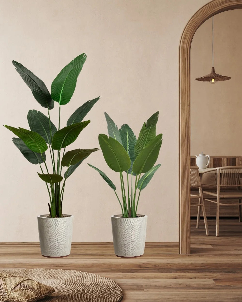 Konstgjord Strelitzia (paradisfågelväxt) i plastkruka som dekorativ produkt för hem och inredning