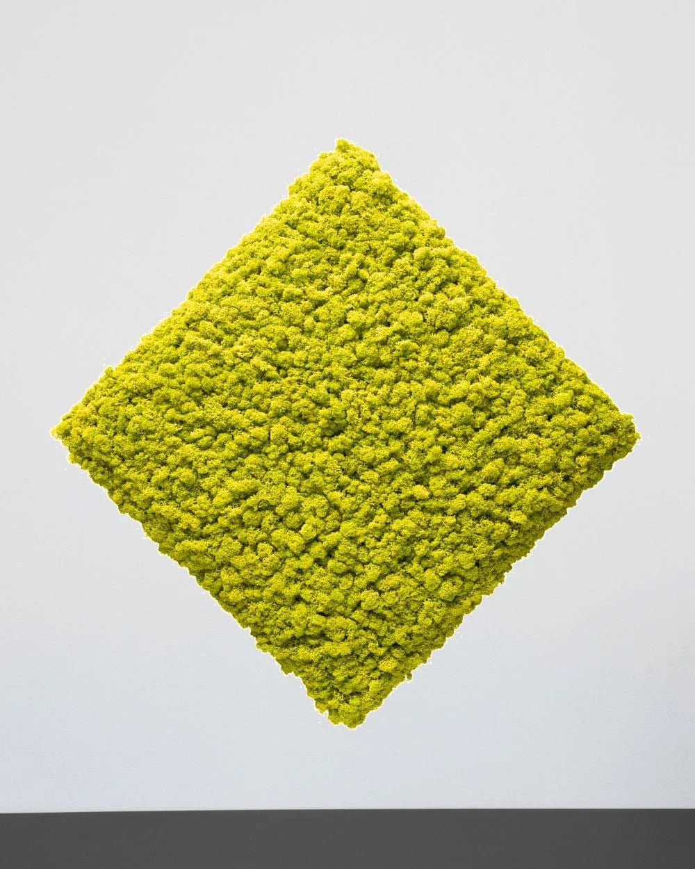 Yta och struktur i kvadratisk mosspanel – Ljusgrön, 30 × 30 cm