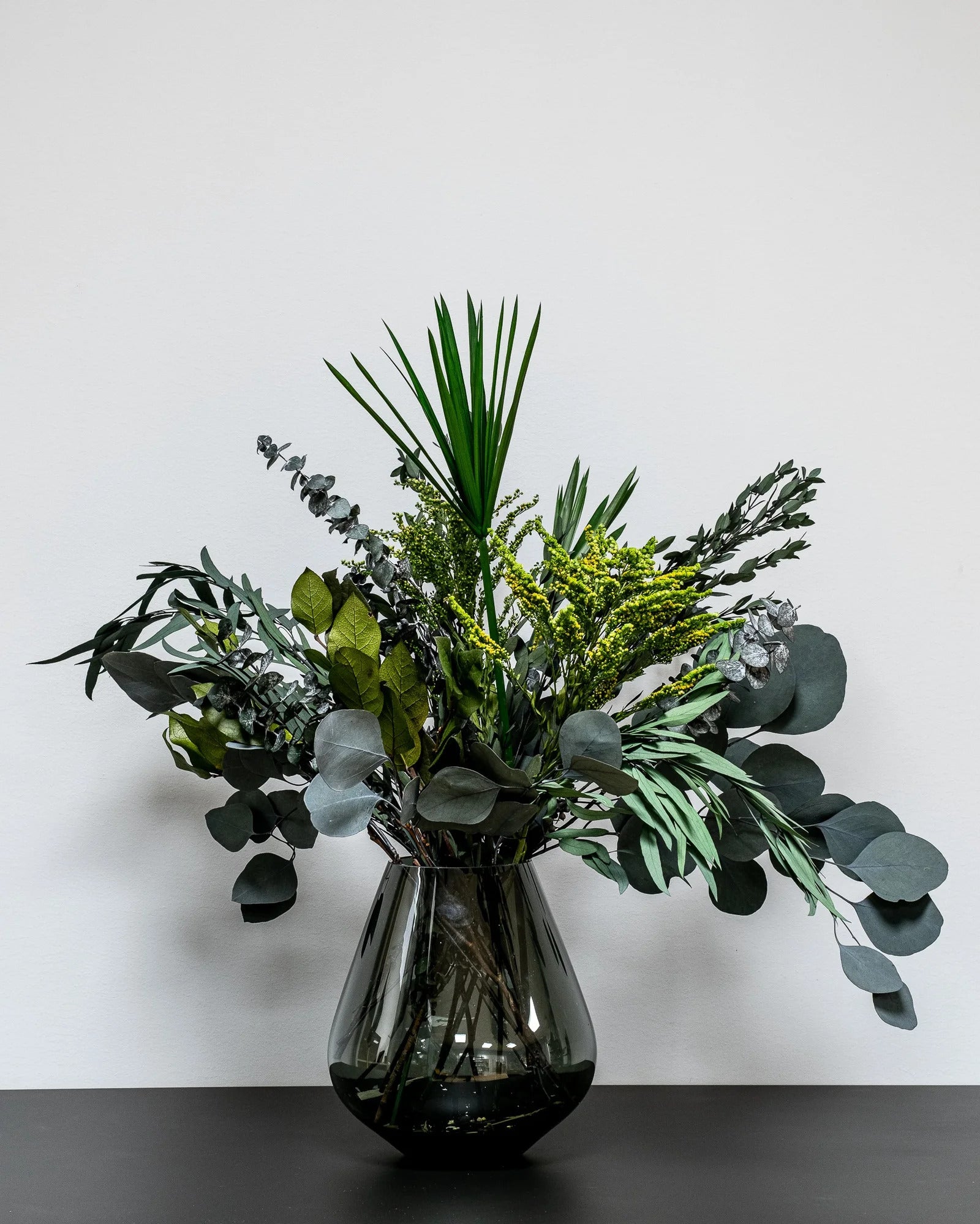 Grön Bukett med Salal, Papyrus och Solidago
