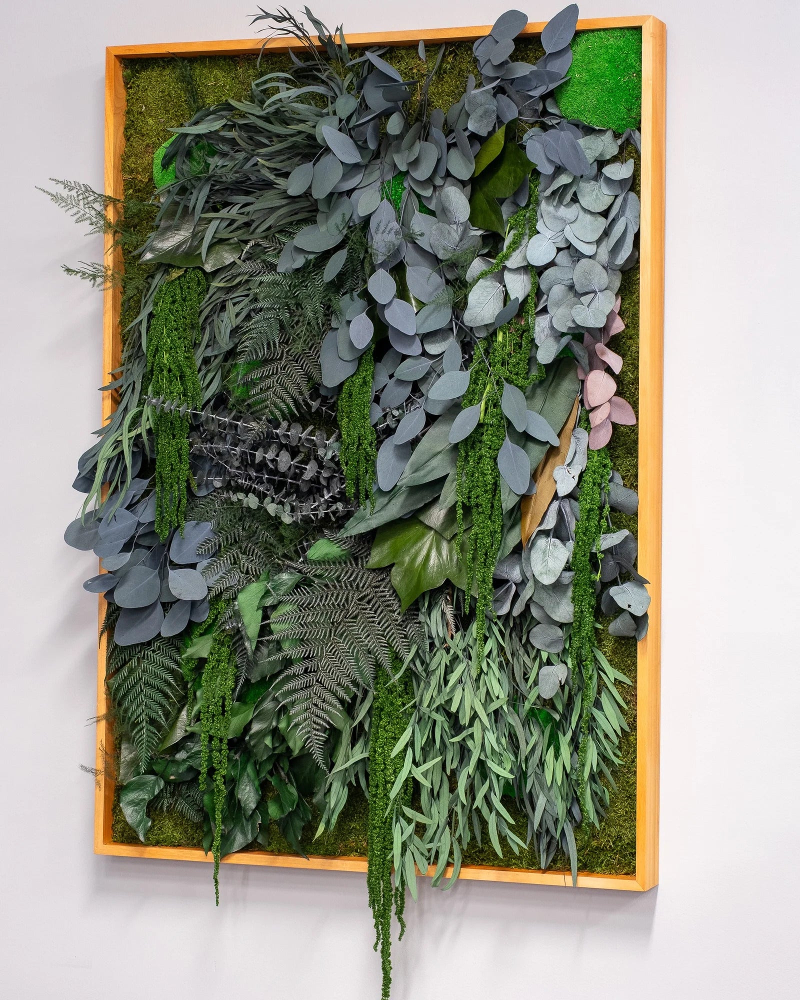 Kvadratisk mosstavla Skogen som grön väggdekoration för inomhusmiljö – 50×70 cm