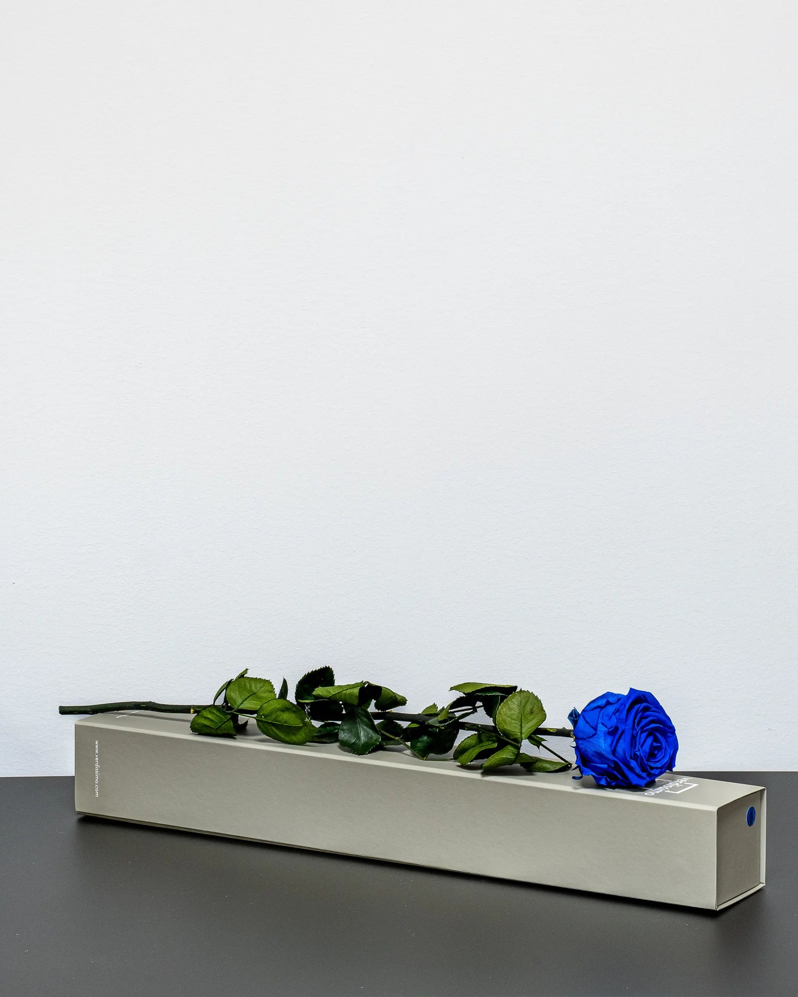 Rosbox med evighetsrosor i Singel Giftbox - V Rose