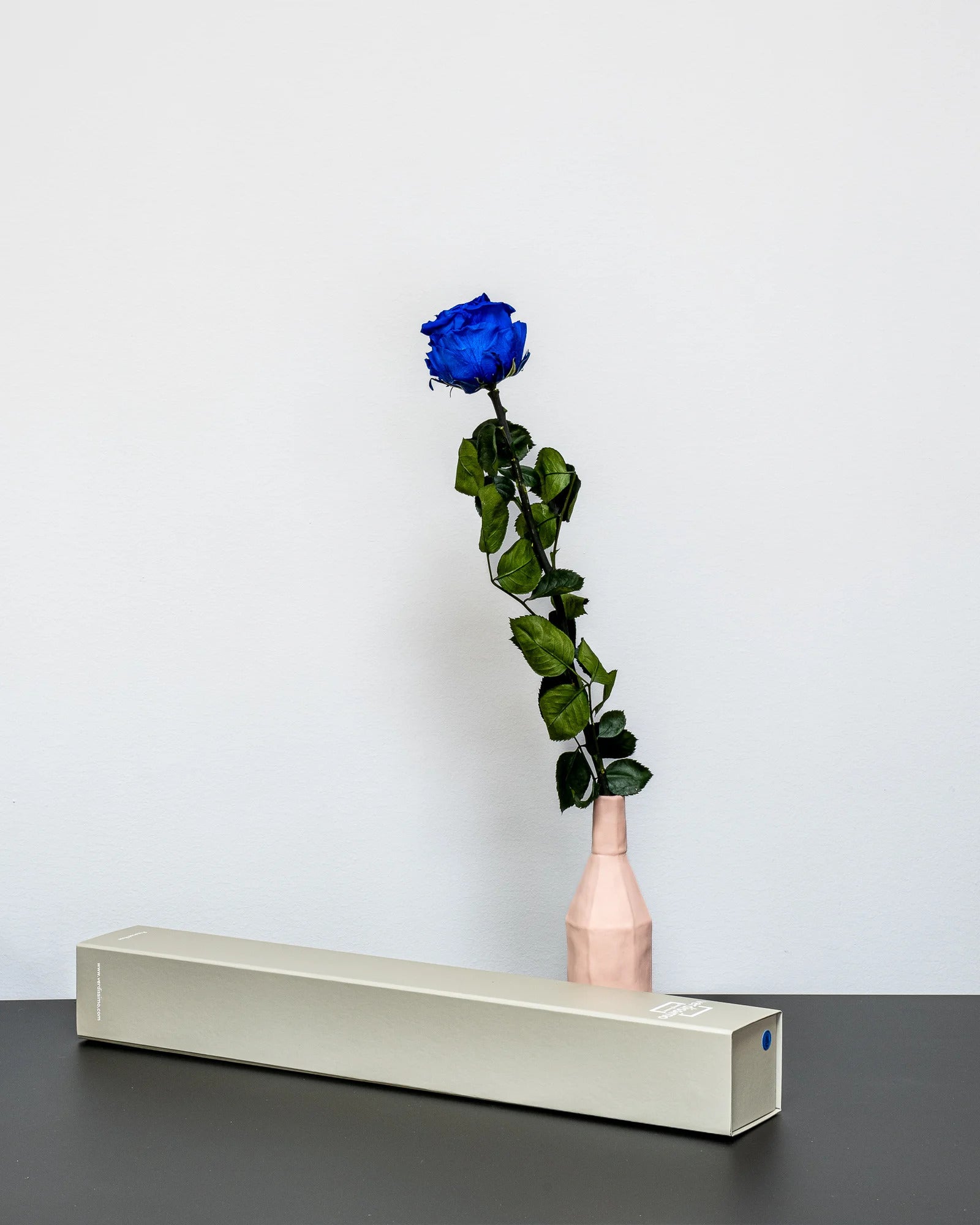 Elegant presentation av Singel Giftbox - V Rose