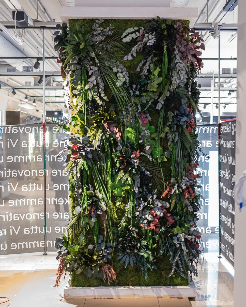 En imponerande växtvägg av underhållsfria konserverade växter som pryder Nespresso-butiken i Helsingfors.