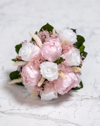 Elegant brudbukett Rosor och Pioner med långvarigt blomsteruttryck