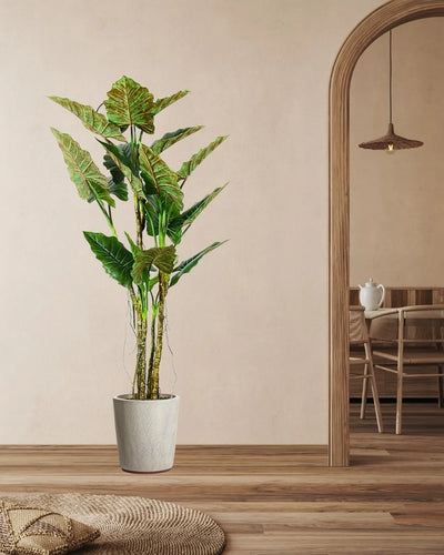 Närbild på detaljerna i Konstgjort Colocasia träd med plastkruka