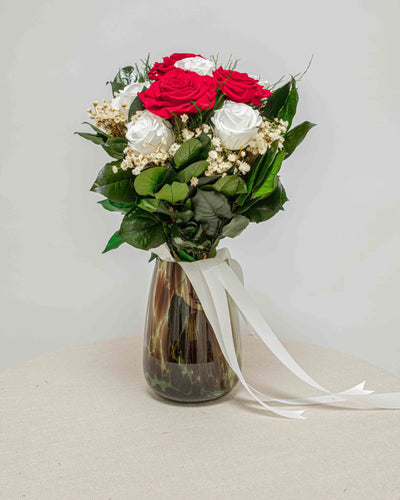 Premium handgjord Kärlek bukett med evighetsrosor och bevarade blommor från Forever Flora