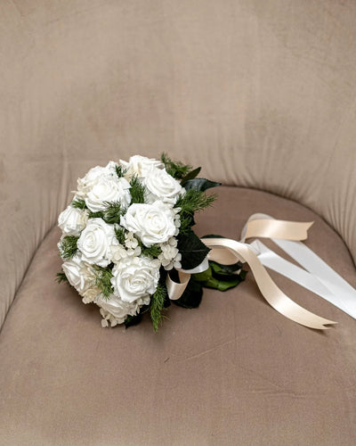 Premium handgjord Sabina bukett med evighetsrosor och bevarade blommor från Forever Flora
