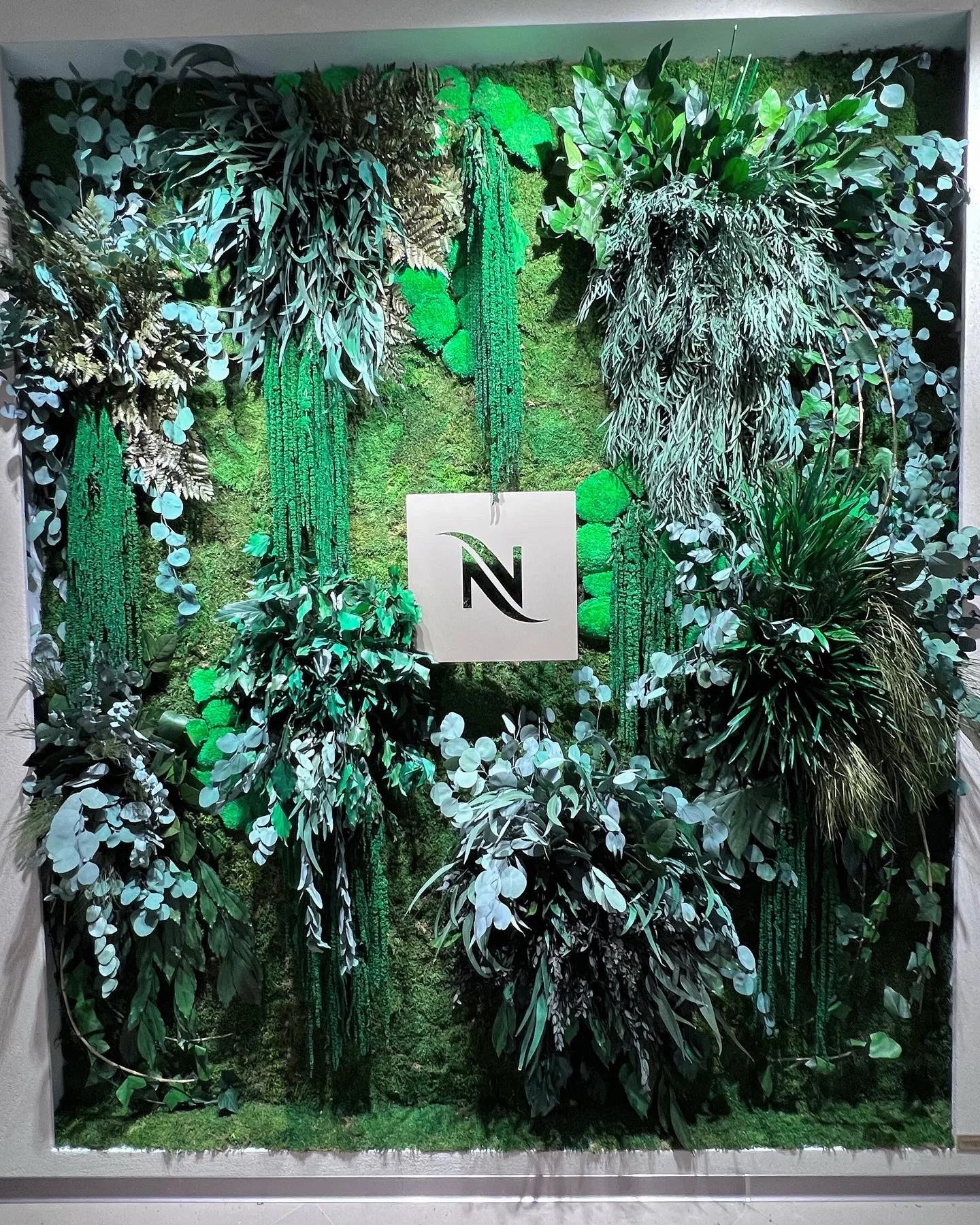 Underhållsfri växtvägg med konserverade växter i en Nespresso-butik i Stavanger, Norge.