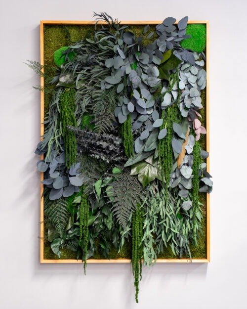 Upea Sammaltaulu Metsä, joka on valmistettu aidoista säilötyistä sammaleista ja lehdistä modernissa olohuoneessa.