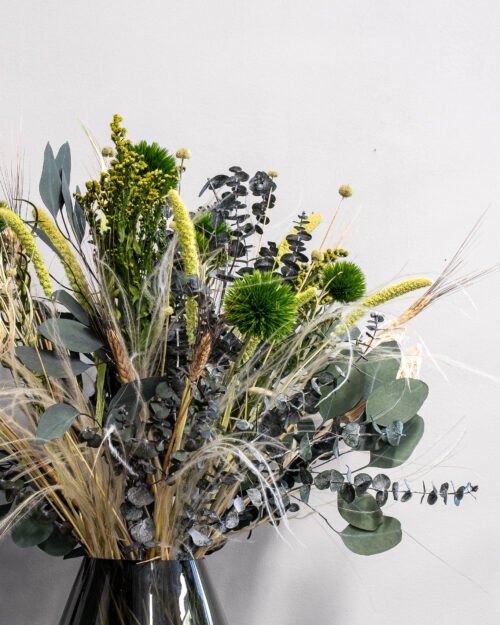 Alternative view of Kuivakukkakimppu Metsäaukio – Modernia Luonnon Kauneutta ja Vihreää Harmoniaa